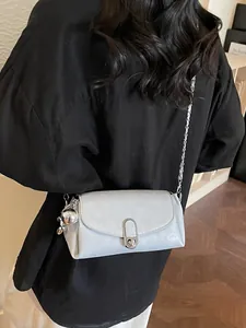 Sac baguette bleu clair en similicuir avec bandoulière chaîne et fermoir rotatif