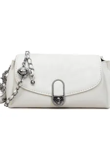Sac baguette en cuir blanc avec chaîne à bille métallique argentée et fermoir pivotant sur blanc