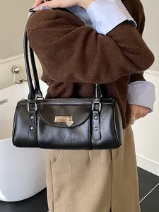 Sac à bandoulière Boston noir élégant avec pendentif coeur et finition brillante