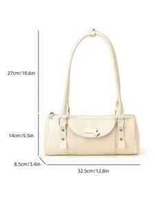 Sac Boston crème élégant avec pendentif coeur et bandoulière sur fond blanc uni