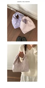 Détail de sacs à main en tricot avec motifs jacquard floraux en violet et rose tendre