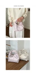 Détail du sac satiné avec motif grec et texture jacquard florale pour femmes