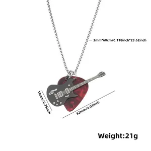 Detailansicht der Rockgitarre und Marmor-Plektrum Anhänger mit 60cm Edelstahlkette Maße