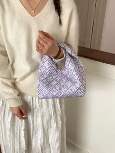 Petit sac à nœud aux motifs floraux violets avec texture soyeuse pour le quotidien