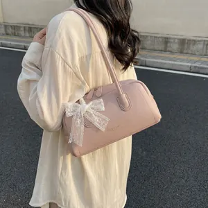 Sac à main Boston rose clair minimaliste avec nœud en dentelle en style urbain extérieur