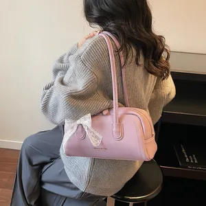 Sac Boston minimaliste en cuir lavande avec nœud en dentelle blanche et bandoulière chic