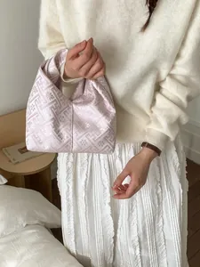 Sac à main rose jacquard en forme de dumpling avec des motifs floraux élégants