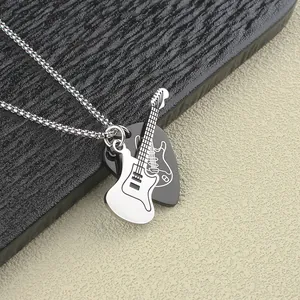 Dettaglio del ciondolo a chitarra elettrica argento e collana plettro nera in acciaio inox