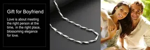 Détail d'un collier en acier inoxydable argenté avec maillons métalliques polis