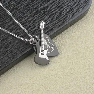 Collana da uomo con ciondoli a forma di chitarra e plettro in acciaio inox