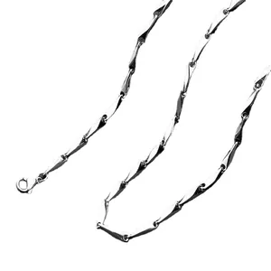 Collier chaîne en acier inoxydable poli avec fermoir mousqueton sur fond blanc