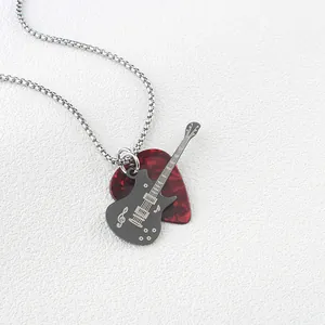 Rock-Gitarrenhalskette mit schwarzem Gitarrenanhänger und rotem Marmor-Plektrum