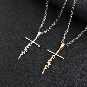 Vista dettagliata dei ciondoli a croce Faith in oro e argento su catene a O di qualità