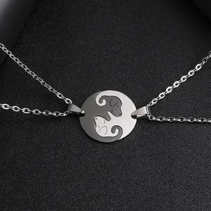 Nahaufnahme der Puzzle-Halsketten mit niedlichem Hunde-Yin-Yang-Design auf dunklem Grund
