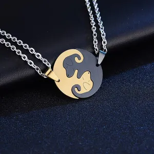 Nahaufnahme der hundeförmigen Puzzle-Anhänger in Gold und Schwarz auf dunklem Hintergrund