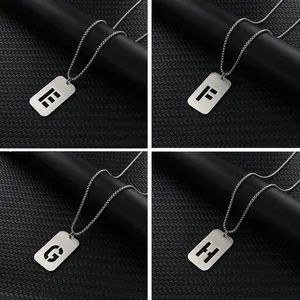 Detailansicht der rechteckigen Buchstabenanhänger E, F, G, H mit Hohlraum-Design