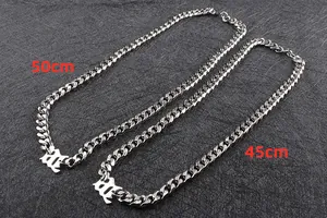 Confronto tra catene a maglie cubane in argento da 45cm e 50cm con pendenti a lettera B