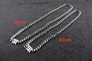 Dettaglio di catene cubane in argento con pendenti M gotici nelle lunghezze 45cm e 50cm