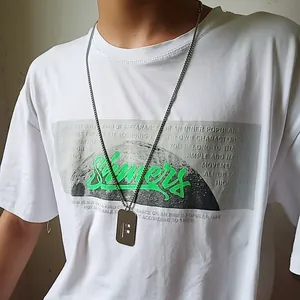 Detailansicht eines hohlen rechteckigen Dog-Tag-Anhängers an einer Edelstahlkette