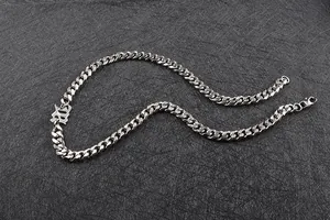 Dettaglio della collana a catena cubana argento con ciondolo lettera D su pietra