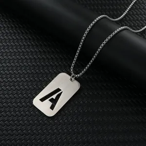 Rechteckige Edelstahl-Halskette mit Buchstabe A Ausschnitt und klassischer Boxkette