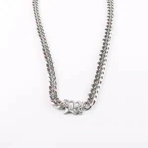 Collana a catena cubana argentata con pendente a lettera gotica per uomo e donna