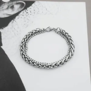 Detail eines silbernen doppellagigen Weizen- und Boxkettenarmbands mit Karabinerverschluss
