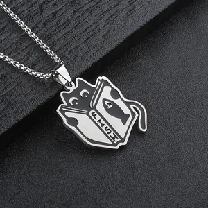 Gros plan du pendentif chat en émail noir lisant un livre FISH avec chaîne argent