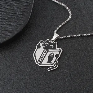 Détail macro du pendentif chat noir lisant un livre avec motif arête de poisson collier