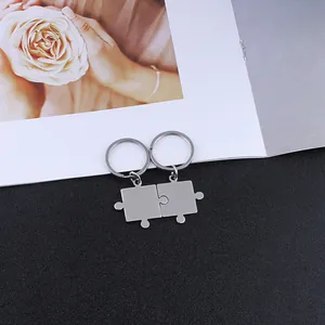 Detailopname van in elkaar grijpende puzzelvormige sleutelhangers op donker vlak