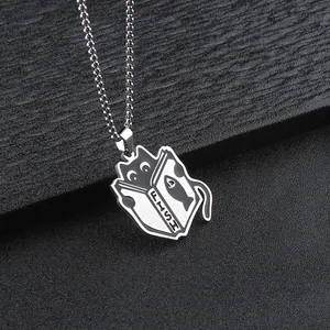 Détail du collier chat noir lisant un livre avec motif poisson en acier inoxydable