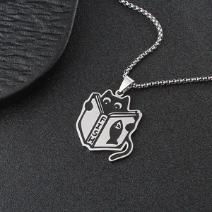 Collier en acier inoxydable avec chat noir mignon lisant un livre nommé Fish