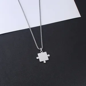 Minimalistischer Puzzle-Anhänger aus Edelstahl für Paare auf schwarz-weißem Hintergrund