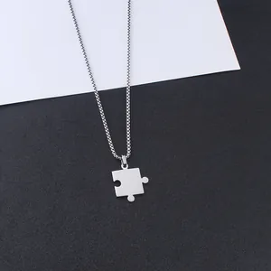 Puzzle-Anhänger aus Titanstahl an einer Halskette auf schwarz-weißem Hintergrund