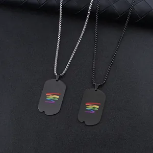 Nahaufnahme der mattschwarzen Regenbogen Pride Militär-Erkennungsmarke aus Edelstahl