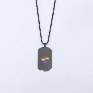 Detailansicht der schwarzen Edelstahl-Erkennungsmarke mit Regenbogen-Wellen und Maßen