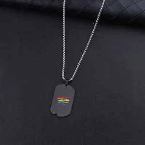 Makro-Detail des schwarzen matten Dog-Tag-Anhängers mit Regenbogen-Wellenmuster und Kugelkette
