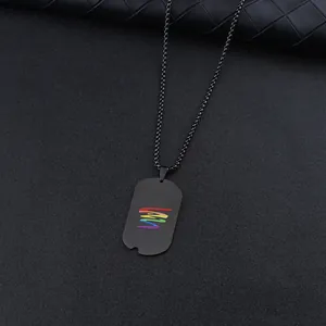 Nahaufnahme der schwarzen Edelstahl-Erkennungsmarke mit buntem Regenbogen-Wellenmuster