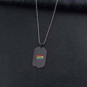 Detail eines schwarzen matten Militär-Dog-Tags mit Regenbogen-Wirbel und Silberkugelkette