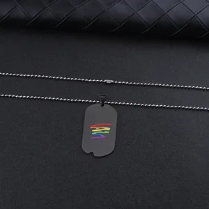 Detail einer mattschwarzen Erkennungsmarke mit Regenbogenlinie und silberner Metallkugelkette