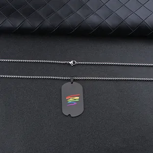 Detail eines schwarzen matten Dog Tag Anhängers mit bunter Regenbogenwelle auf Leder