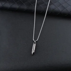 Dettaglio del ciondolo a proiettile in acciaio inossidabile argento su una catena a maglia