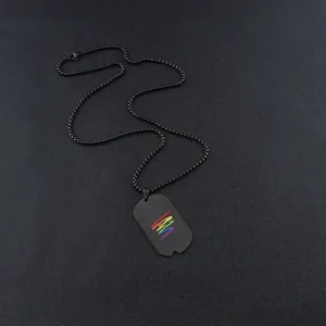 Nahaufnahme einer schwarzen Erkennungsmarke mit Regenbogen-Design und Kugelkette