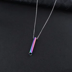 Detalle macro del colgante de silbato de meditación arcoíris en cadena de plata