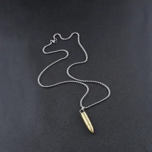 Dettaglio del ciondolo a proiettile in ottone militare su una catena box in acciaio