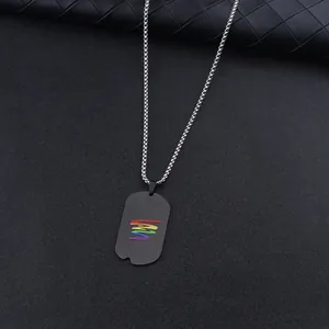 Collar con colgante de placa negra y diseño de arcoíris en una cadena plateada
