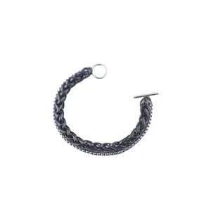 Geflochtenes Herrenarmband in Schwarz mit silbernem OT-Knebelverschluss und Metallkette