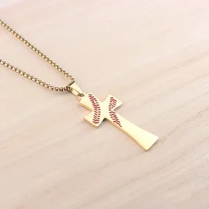 Detailansicht der goldenen Baseball-Kreuzkette mit roten Nähten auf einer Holzfläche