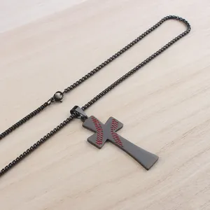 Minimalistische schwarze Baseball-Kreuzkette aus Edelstahl mit roten Nähten auf Boxkette