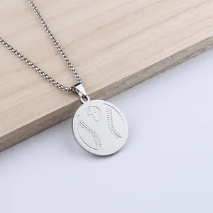 Détail macro du pendentif rond en acier inoxydable argenté avec gravure baseball et croix